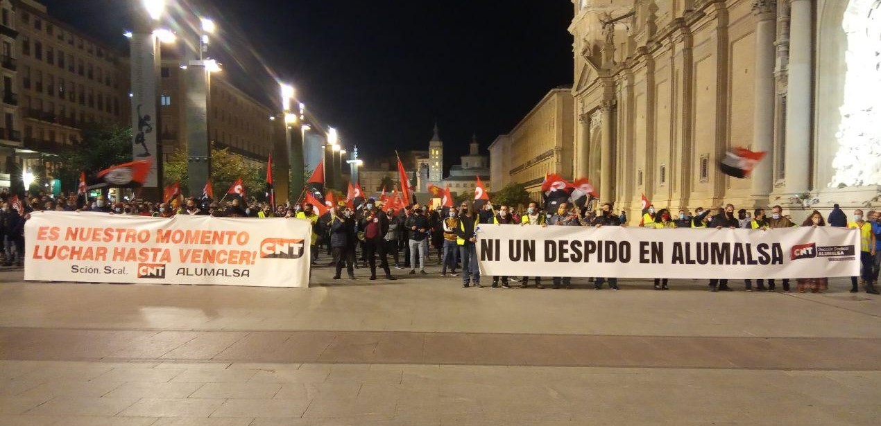 Masiva manifestación contra el ERE en Alumalsa