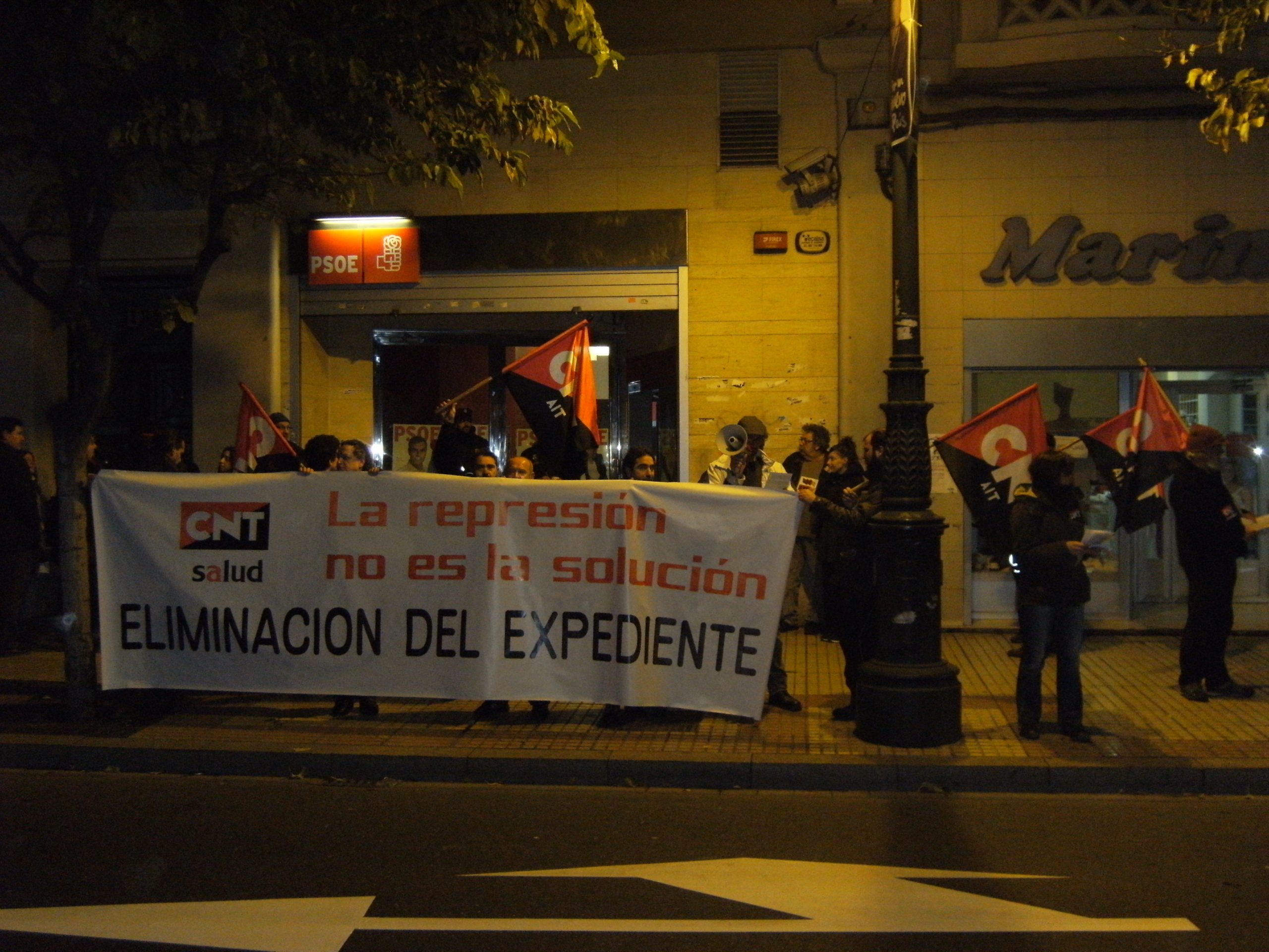 [CNT-SALUD] Concentración a las puertas de la sede del PSOE en Zaragoza en repulsa por los expedientes disciplinarios abiertos a dos miembros de la Sección Sindical de CNT en el SALUD
