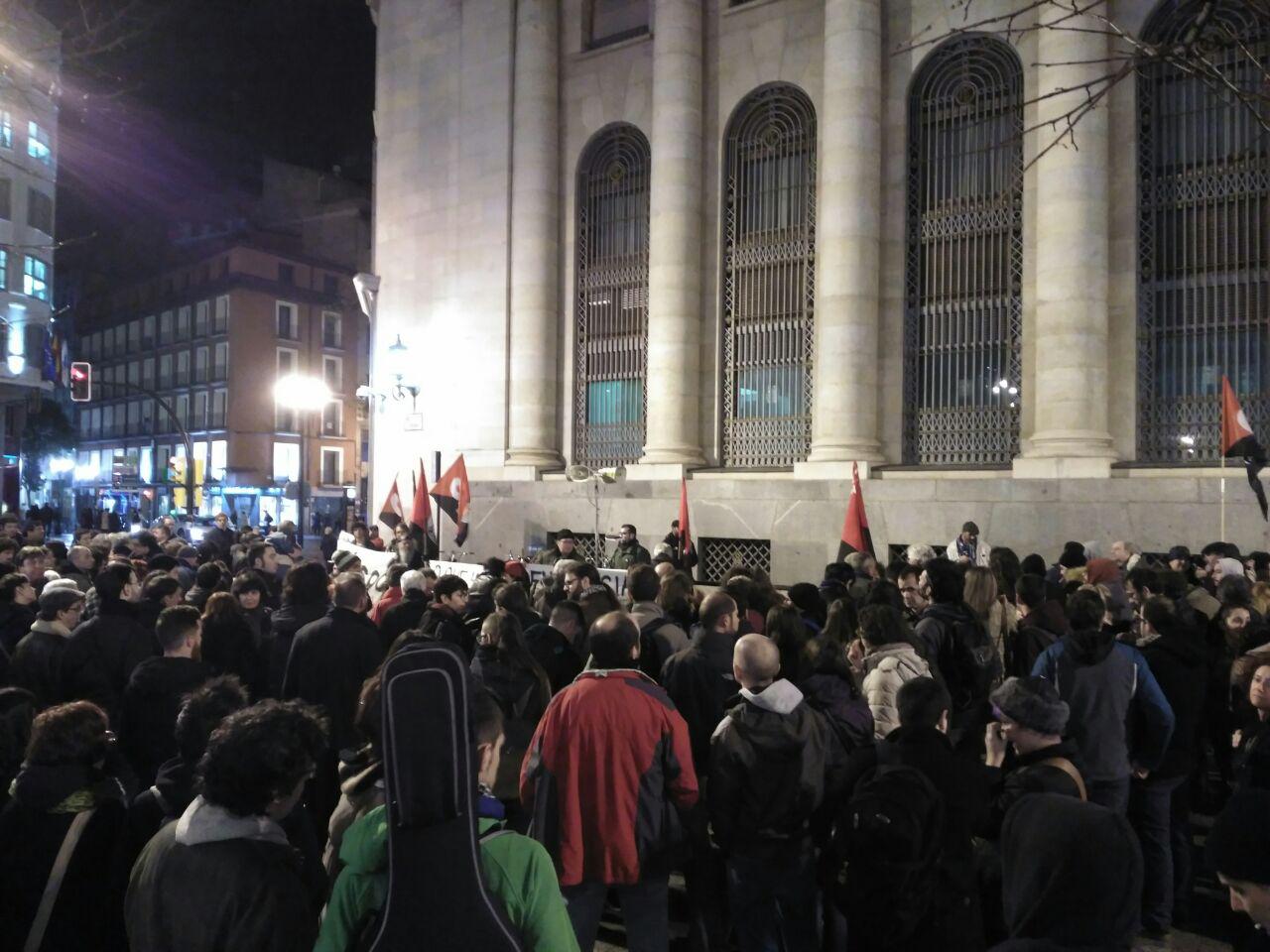 [CNT-Zaragoza] Una abarrotada concentración dio un cálido mensaje de apoyo a los titiriteros